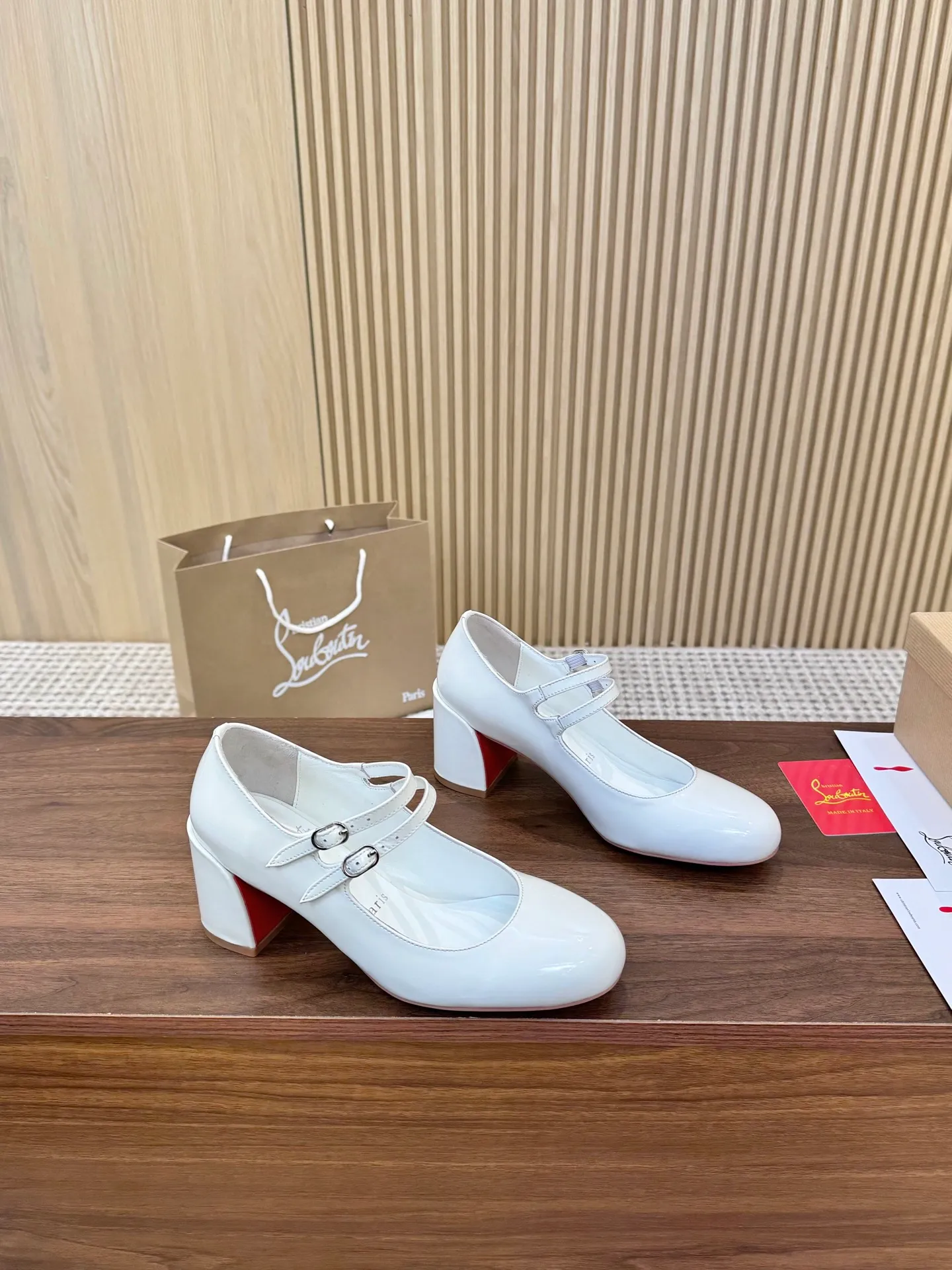 👟👟Ex-factory price 480👟👟 Genuine leather sole +40 Year-round shipment💝Christian Louboutin CL👠 "Patent Leather Series" Noble and luxurious, real blingbling👟👟 Real materials, all customized by the pattern maker, and the materials are made of original customized materials to achieve the taste of the original 6 color options💍Upper: Imported👉cow patent leather💪 Lining: Sheepskin foot pad/lining Code number: 34-40.41.42 Heel height: 6.5cm Genuine leather sole Rubber sole